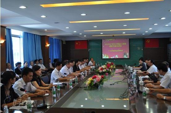 省人社厅领导到我校进行教师节慰问活动