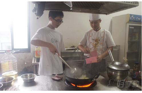 上海味之美餐饮培训受邀为青少年举办学厨艺联