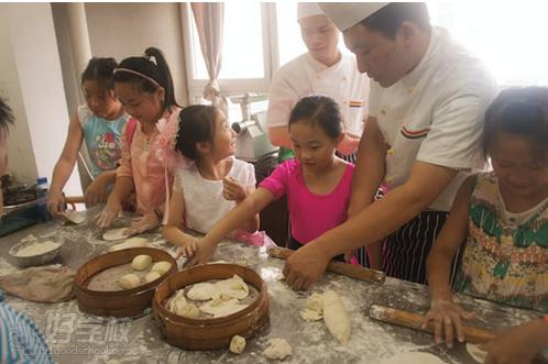 上海味之美餐饮培训受邀为青少年举办学厨艺联