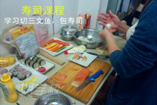 学员做寿司