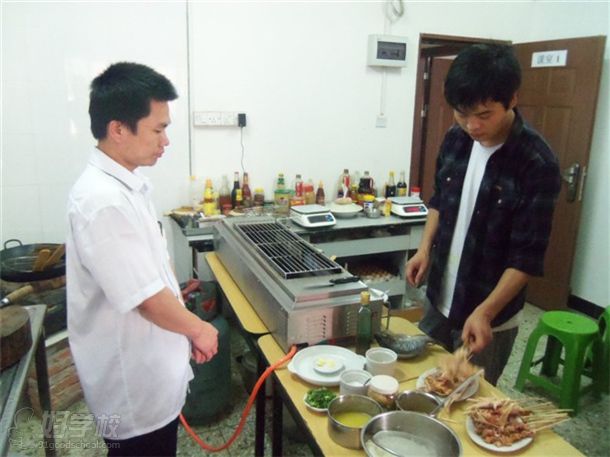 代宗小吃培训学校学员制作烧烤-代宗小吃培训