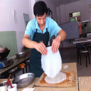 学员制作凉皮