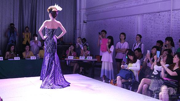 广州化妆培训学校首届毕业典礼正行时