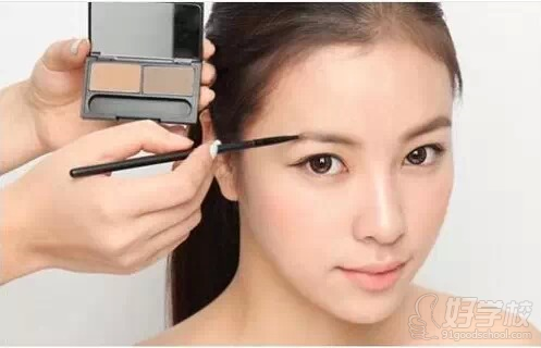 教你8个化妆小技巧,让你平时化妆速度又快效果