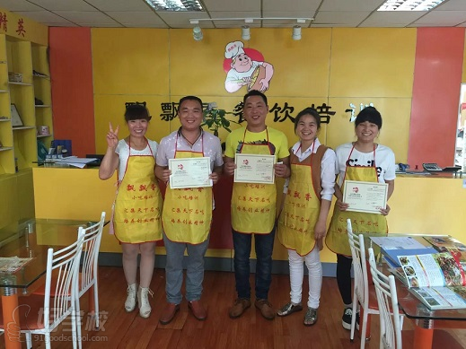 飘飘香小吃学员毕业照-飘飘香小吃技术培训-好