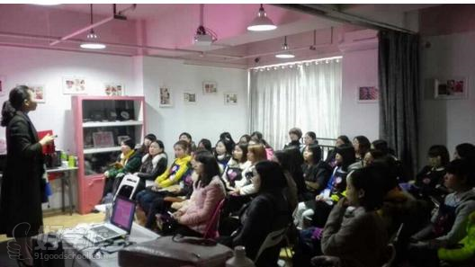 长沙成远化妆造型学校学员纹绣实践课程情景-