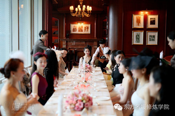 五星级酒店私家定制【西餐礼仪】/近距离欣赏她们名媛修炼12天后的华丽转身 礼仪教育之所以重要,因为人有社会性,我们每天都与周围的人接触、联系,而饭桌就是发展社会关系的重要场合。 进食西餐,有许多的礼仪让我们无所适从,时而担心各个动作是否形象到了自己的美好形象,入座、餐具的摆设、刀叉的使用方法,正确的食肉方式等等都能表现我们的修养和气质。 所以,西餐礼仪也是成为了当代名媛的必修课。 恰似是白昼间,深度导报希曼国际-名媛修炼高级班已经第七期了。 从0到7,【名媛修炼】文化一步步承载这座城市乃至整个中国内