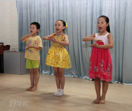 广州少儿主持人培训班(系统的语言专业训练)