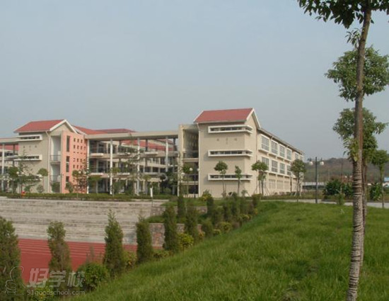 南京医药中专的校园环境以及教学设施怎么样?