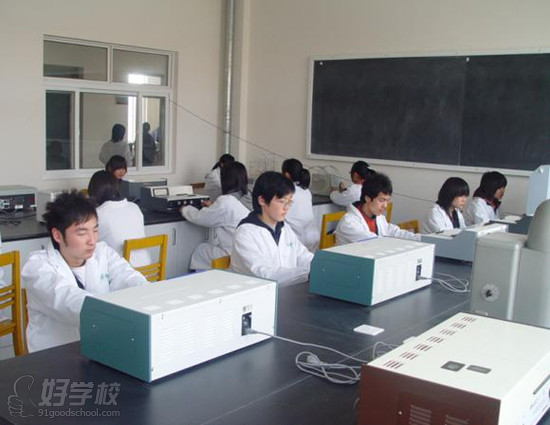 南京医药中专的校园环境以及教学设施怎么样?