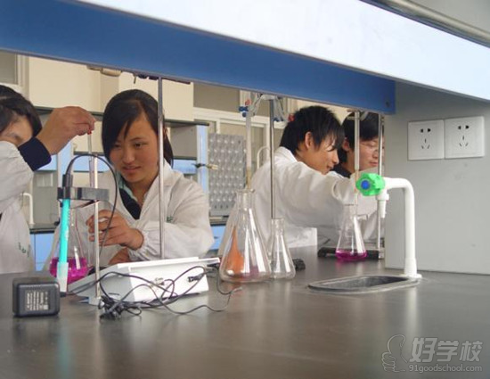 南京医药中专的校园环境以及教学设施怎么样?