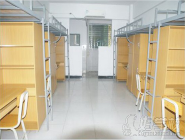 海南工商职业学院宿舍环境_cninr 学校简介 海南工商职业学院是教育部备案的全日制普通高等职业院校,坐落在海南明代先贤唐胄创办的养优书院原址海南四大文化名村之一的海口攀丹村。学院前身为2004年创办的海南万和信息职业技术学院。2010年4月,教育部批准海南万和信息职业技术学院更名为海南工商职业学院。2012年5月,唐胄后人唐捷先生承继先辈耿介、廉洁、孝顺品质风徽,全资受让海南工商职业学院并出任法人代表和董事长。学院秉持养优之校训、自强弘毅之校风、立德尚教之教风、向学笃行之学风,坚持师生为本,人才强校,质量立校,特