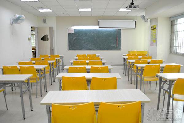 导读:俄罗斯国家与我们中国临近,商务贸易来往也相对密切。好学校上有不少的学员为了能提升俄语应用水平,不断向小编打听比较好的小语种培训学校教学安排。当中有学员也留意到了蓝天外语学校,学员们都来向小编打听蓝天外语小语种学校俄罗斯语培训课程的教学安排与收费标准。为此,我带着学员们的疑问一起来看看蓝天外语学校俄语课程开班安排吧。 【开班课程】 精品俄语初级班 ¥2980元 适用学员 对俄语感兴趣零基础学员 课程简介 蓝天外语《精品俄语初级班》采用《走遍俄罗斯》,围绕俄语发音、基础词汇构成、常用句型讲解等环节展开