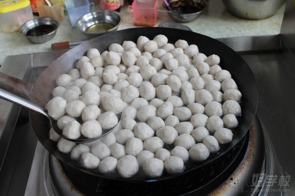 艺高学员制作肉丸