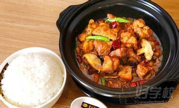 黄焖鸡米饭又叫香鸡煲,浓汁鸡煲饭,是鲁菜名吃.