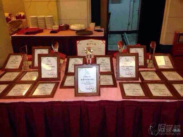 热烈庆祝依玲美业-2013年年会圆满成功召开-广