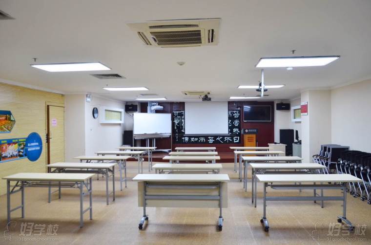 导读 一个学校的教学环境,无疑是学员们最关系的问题之一了,博商学员能给你舒适的学习氛围,让你在学习中畅游书海。我院全部采用现代化多媒体应用教学教室,为学院教育教学工作的正常进行起到了重要作用。教师可以通过桌面中央控制系统操作计算机和数字视频展示台等设备随心所欲地运用文本、图形、图像、声音等媒体进行教学,也可以运用板书、教材、图表、图片等常规教学媒体进行教学,整个教学过程都可以显示在大屏幕上,摆脱了黑板加粉笔的教学模式,还可以利用校园网或Internet网络,调出自己需要的教学资料,并能够完成绝大多数教学软