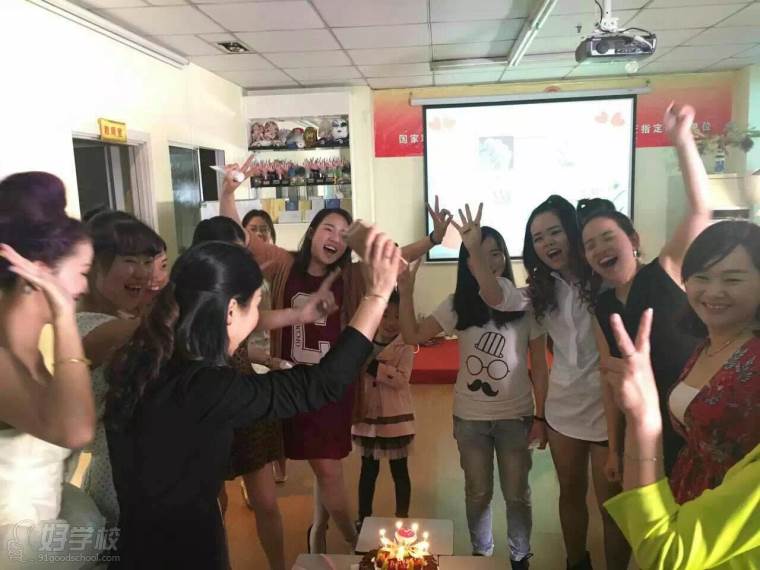 学员在课室过生日 学员在课室过生日