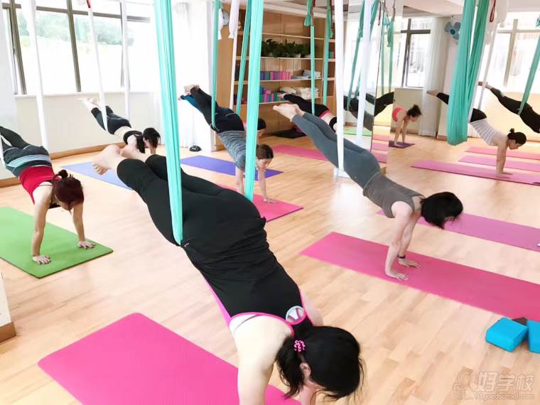 深圳空中瑜伽一二级导师培训-深圳爱尚瑜伽培