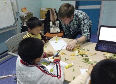 树叶作画创意多 外教学员齐欢乐