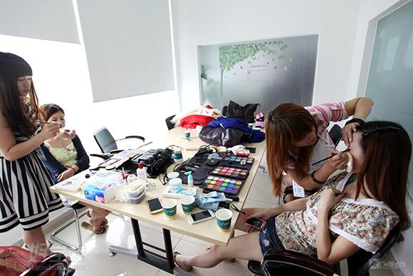 广州冰荷造型学校户外化妆实践活动花絮