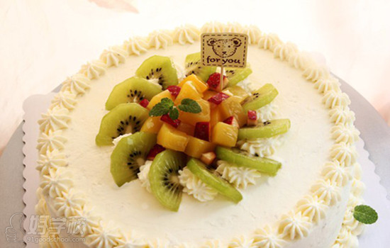 面点裱花技巧:如何用奶油水果装饰蛋糕?