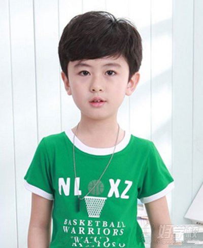 新时代学校学员为00后男童设计时尚发型-新时