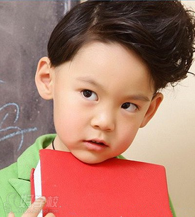 校学员为00后男童设计时尚发型-新时代美容美