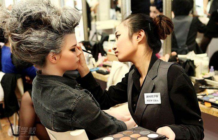 深圳化妆师培训学费贵吗_深圳新时代化妆培训