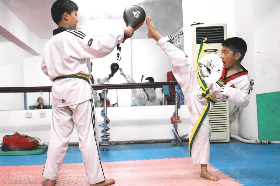 九优琴行跆拳道培训班