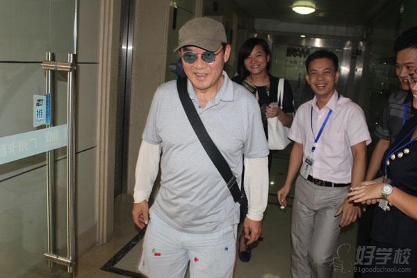 台湾著名演员李立群到访我校并指导《当众讲话