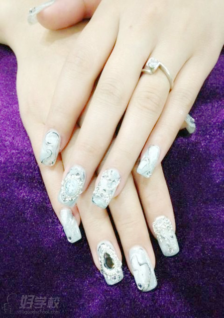 美甲如何选择配色?美甲颜色搭配指导