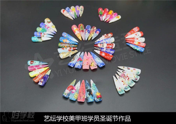 艺纭美甲学校美甲课程学习内容包括括了指甲彩绘,贴片甲的制作,水晶甲的制作,光疗甲,琉璃甲,排笔彩绘技法,创意美甲课程等等。圣诞节来临之际,学员们发挥所学的知识,创作了圣诞主题作品。 这些都是艺纭美甲学校才学几周学员创作的作品,亲们 心动了吗?想要了解更多美甲知识,想要学习美甲的朋友可以咨询客服~期待你们的加入~~~