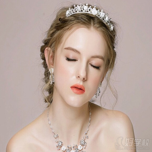 新娘发型自然要漂亮,而复古又唯美的宫廷新娘发型定然让您在结婚当天赚足眼球。 复古宫廷新娘发型一: 别致的盘发,细细地盘在脑后,整体没有拘紧反而更为自然,扎上浪漫的花式发饰后,端庄大气又彰显出新娘的娇俏。 复古宫廷新娘发型二: 从刘海开始慢慢往下进行辫发,直至发尾,把新娘的精致的五官完美呈现,一款皇冠发饰会能让您如公主般高贵典雅。 复古宫廷新娘发型三: 简单地把前面两缕头发细细辫在发后,后面的头发就简单地披散着,整体简洁不复杂,发饰方面也选择相对简洁一点的,大气又不显老! 复古宫廷新娘发型四: