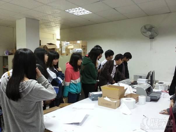 营销科组织电子商务专业学生到企业参观学习-