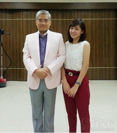 经济学家咸郎平和学生的合影