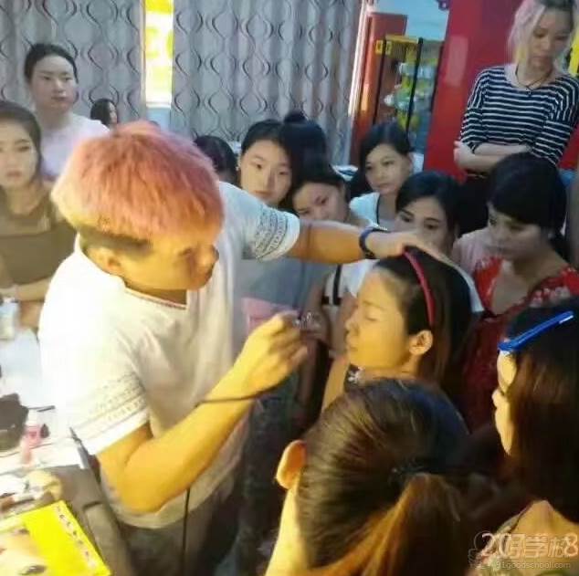 丽人丽妆：公司在美妆开云体育- 开云体育官方网站- 开云体育APP 最新2025细分领域持续培育有增长潜力的品牌