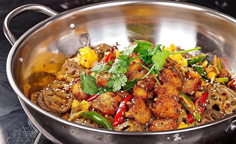 其主要品种包括:干锅鸡,干锅鸭,干锅耗儿鱼,干锅兔,干锅牛蛙,干锅虾