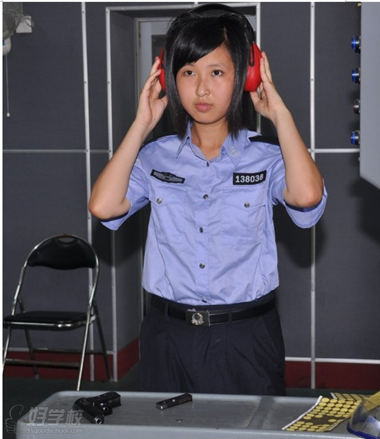 广州羊城学院司法警察专业学生走进射击训练场