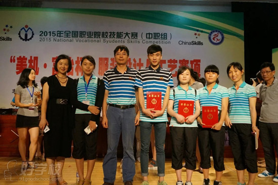 福建第二轻工学校参赛学生在2015年服装国赛