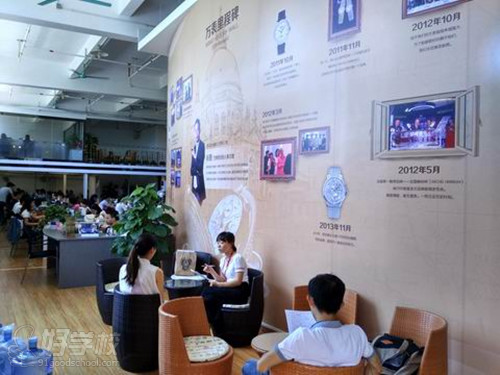 商务英语专业学生参观高端电商企业万表网-广