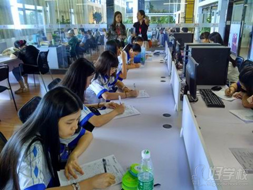 商务英语专业学生参观高端电商企业万表网-广