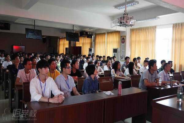 广东省农工商职业技术学校的师生一起听专题讲座