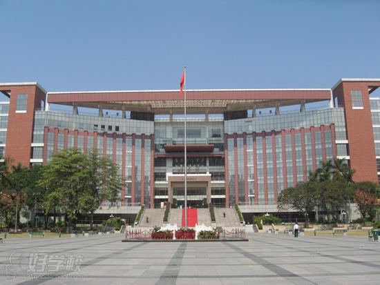 暨南大学校园风光(12张)是中国第一所招收外国留学生的大学.图片