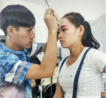 武汉自我形象气质提升课程-武汉爱弥时尚教育