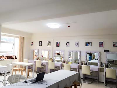 长沙美甲综合就业培训班-长沙花儿化妆培训学