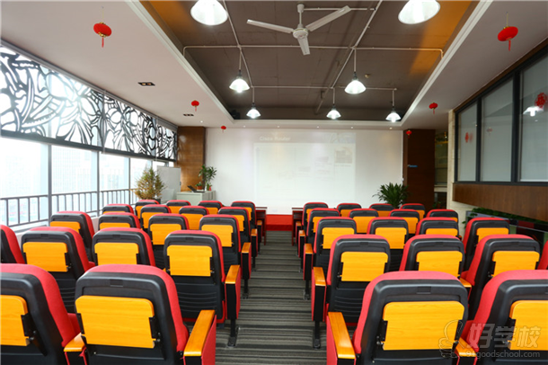 宽敞明亮的宣讲室