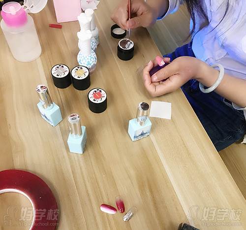 南昌巡彩美业培训中心 美甲学习操作过程 南昌巡彩美业培训中心 美甲学习操作过程